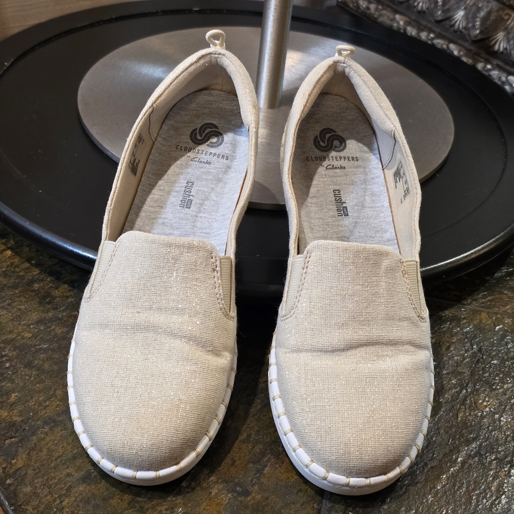 Clarks Cloudsteppers Slip-On Loafers/Flats - Soft Gold Shimmer - Sz 7.5W - Picture 4 of 8